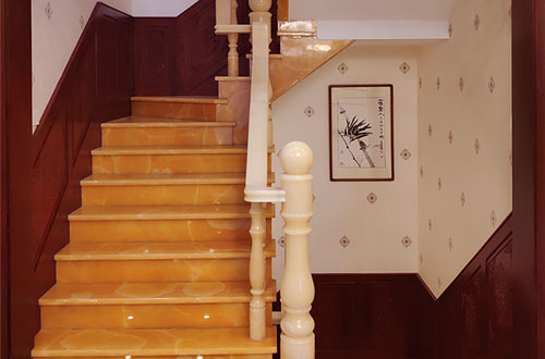 黄竹镇中式别墅室内汉白玉石楼梯的定制安装装饰效果